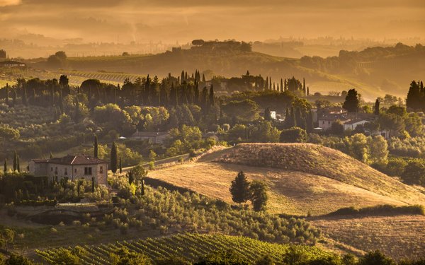 Où peut-on séjourner pour des vacances en Toscane avec des cours de cuisine et des visites de vignobles ?